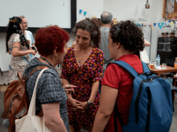 Pamela Howard, Diseñadora escénica británica de OISTAT conversando con diseñadoras escénicas en el 1º Encuentro Latinoamericano de Artes Escénicas 'Creando nuevos lazos' de OISTAT España durante la PQ19, Studio Alta, Praga.