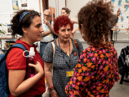 Pamela Howard, Diseñadora escénica británica de OISTAT conversando con diseñadoras escénicas en el 1º Encuentro Latinoamericano de Artes Escénicas 'Creando nuevos lazos' de OISTAT España durante la PQ19, Studio Alta, Praga.