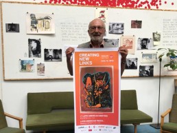 José Luis Ferrera con el afiche del I Encuentro Latinoamericano de Artes Escénicas.