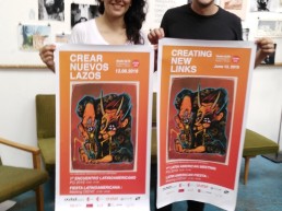 Claudia Suárez Olivares y Guillem Aloy con el afiche del I Encuentro Latinoamericano de Artes Escénicas.