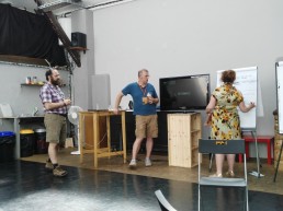 Reunión de la Subcomisión de Diseño del Espacio, William Kenyon, Rob Eastman-Mullins y Fiona Watt.