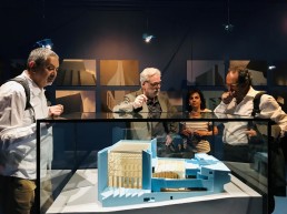 Visita Exposición sobre el Teatro. Óscar Armando García, Juan Ruesga, José Manuel Castanheira.