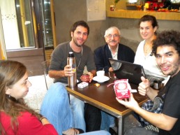 José Luis Ferrera con amigos latinoamericanos en la cafetería de la DAMU, Praga 2011.